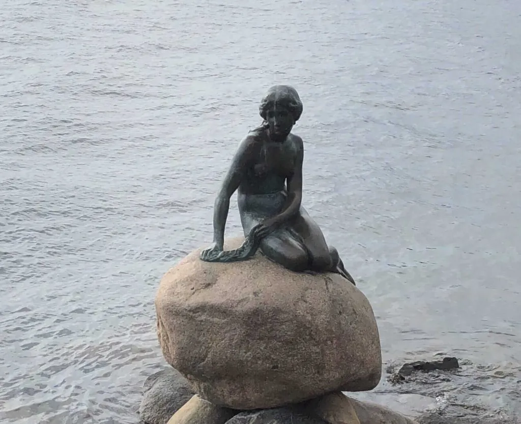 小美人鱼雕塑